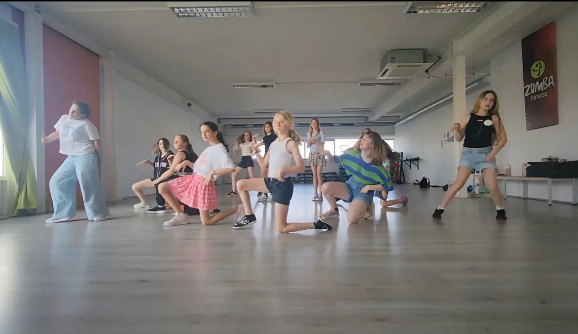 Leerlingen tijdens een Kpop-dansles bij Kpoppers Academy
