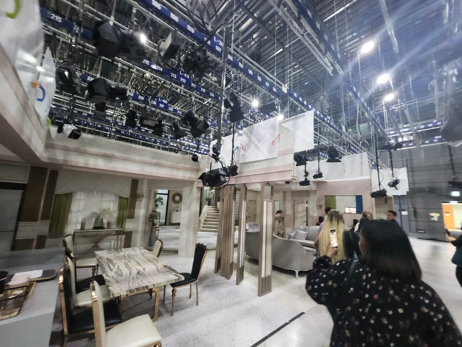Sfeerfoto backstage bij MBC studio's
