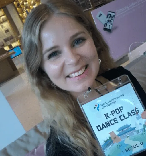 Amy, oprichtster van Kpoppers Academy, met een K-Pop Dance Class-badge in Seoul