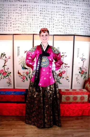 Amy in hanbok, traditionele Koreaanse kleding