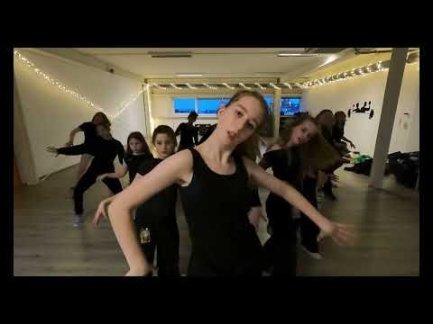 Speel video 1 van Kpoppers Academy af